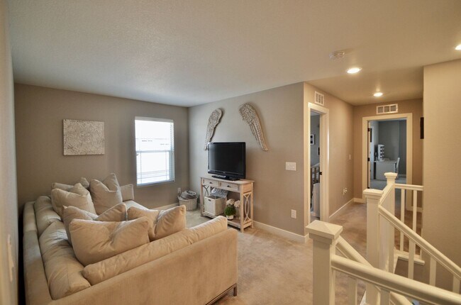 Building Photo - 3 bd/2.5 ba Townhome!