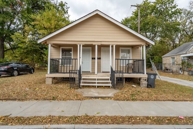 Building Photo - E 7th St Duplex