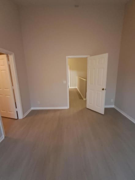 Building Photo - 9759 Lago Dr