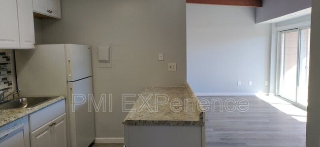 Building Photo - 7617 Fontainebleau Dr