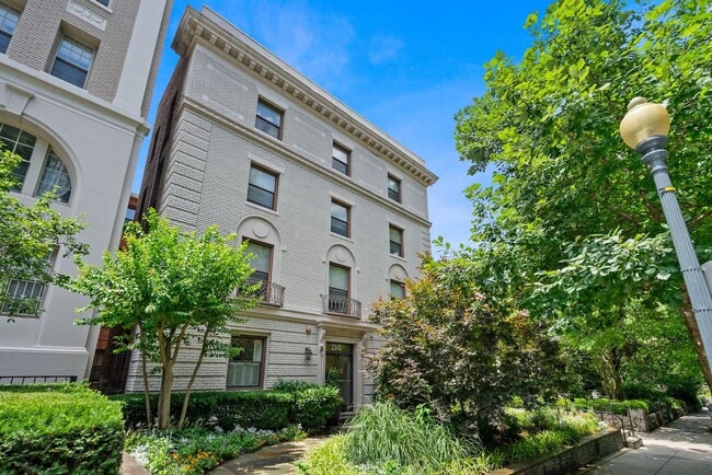 Building Photo - One month free rent with a lease start dat...