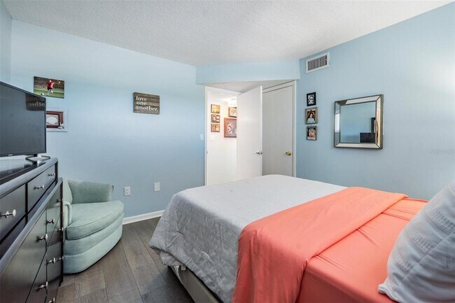 Building Photo - 4550 Cove Cir
