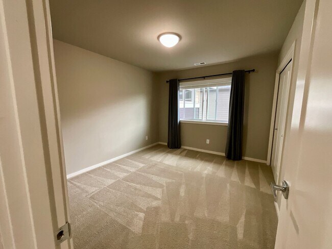 Building Photo - Beautiful and Spacious 4 Bedroom Home in M...