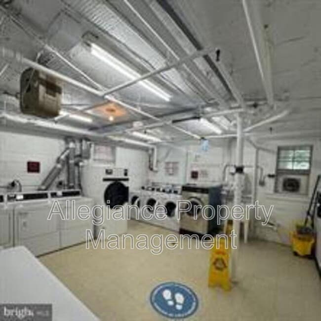Building Photo - 1741 N Troy St
