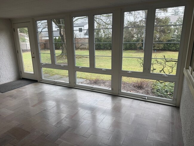 Building Photo - 3 Bedroom 2 Bath Ranch Home - Upper Arlington Schools