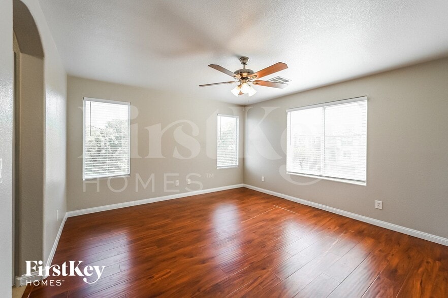 Building Photo - 10549 Mann St