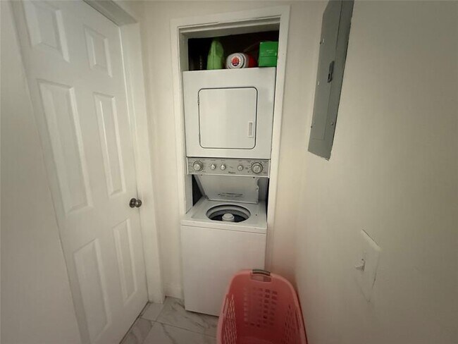 Building Photo - 421 NE 11th St