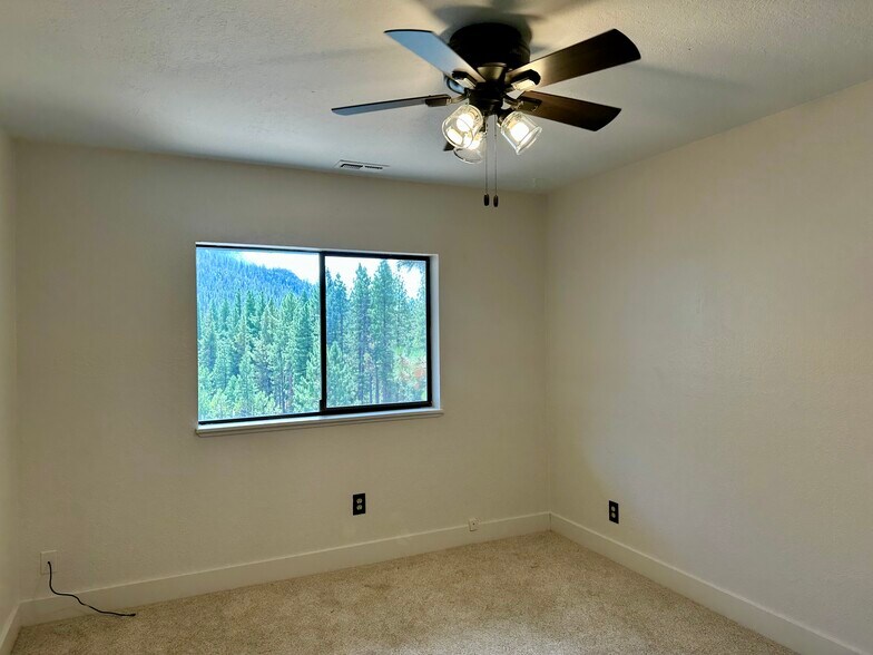 Standard Bedrooms - 1055 Tomahawk Trl