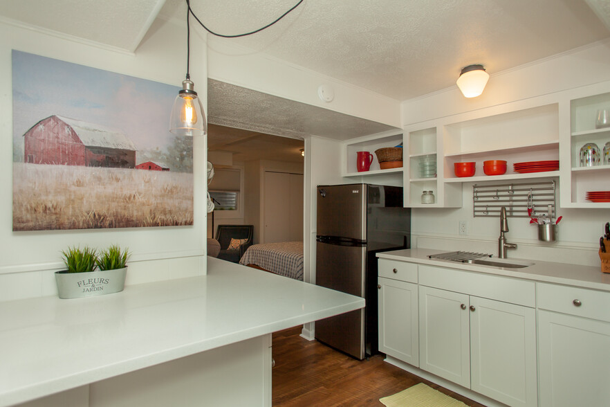 Kitchen - 402 13th ST NE