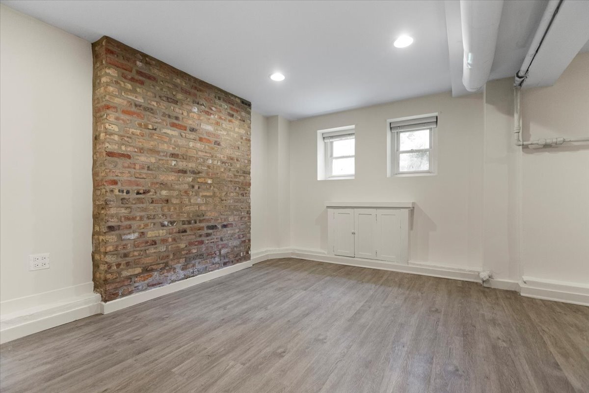 Building Photo - 3046 N Kenmore Ave