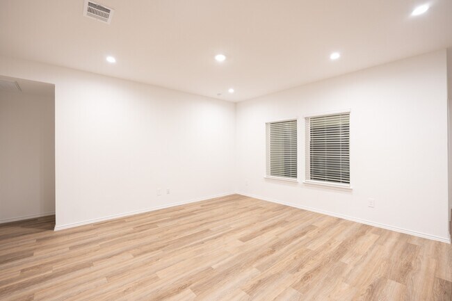 Building Photo - 14914 Timber Pnes Dr