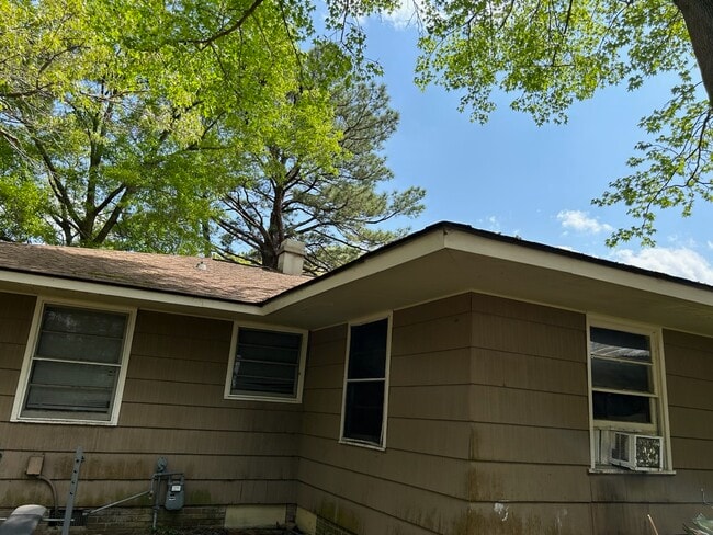 Building Photo - 2310 Falcon Rd