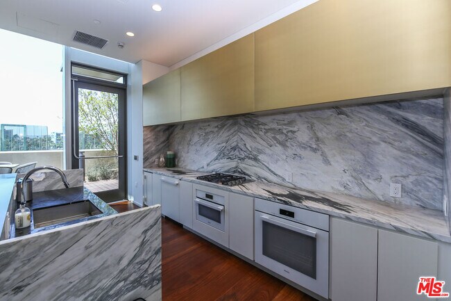 Building Photo - 889 Francisco St