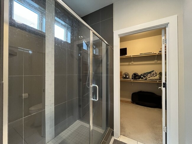 Building Photo - Spacious 2,511 Sq Ft Wilsonville Townhome with Vaulted Loft, Modern Kitchen & Attached Two-Car Ga...