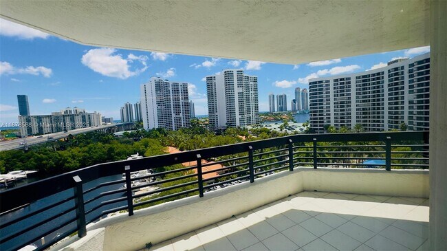 Building Photo - 3500 Mystic Pointe Dr