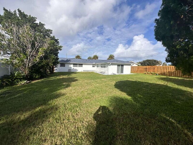 Building Photo - 2563 S Peninsula Dr