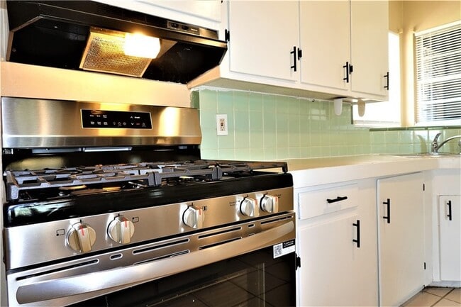 Building Photo - 114 Acacia Arch St