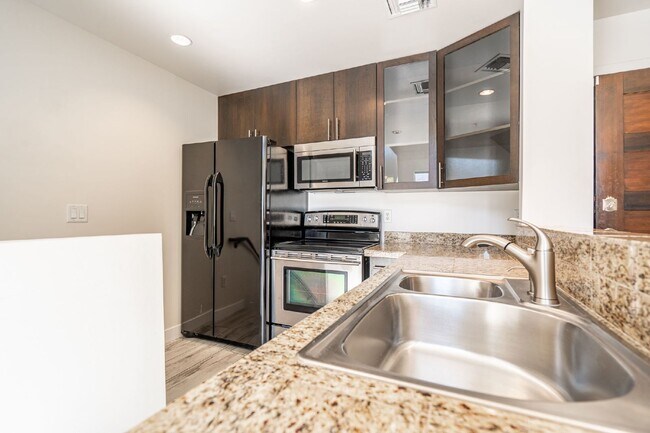 Building Photo - Central Phoenix Condo