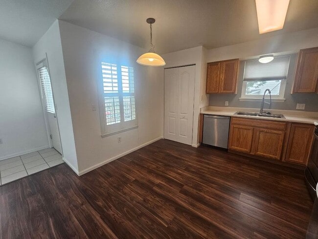 Building Photo - **Coming Soon** 2 Bed/2 Bath Top Floor Condo with Covered Garage Space and Additional Storage