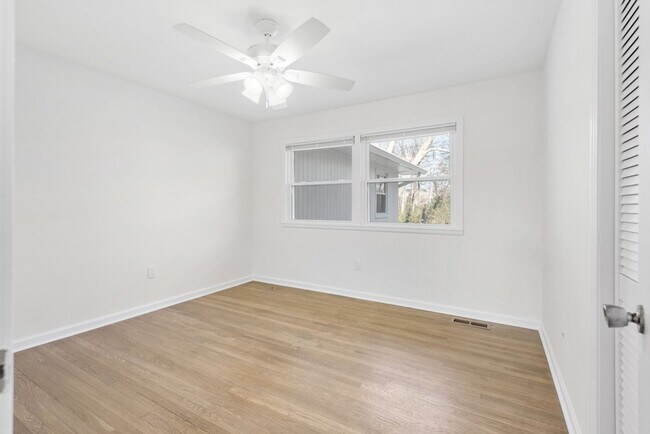 Building Photo - Renovated 4 Bed, 4 Bath Single Level Home, No HOA