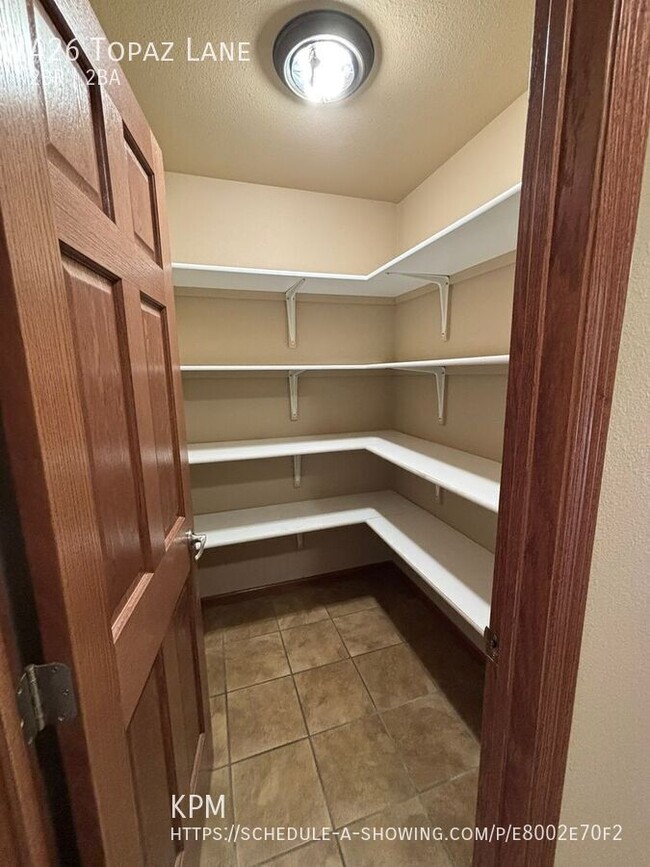 Building Photo - 426 Topaz Ln