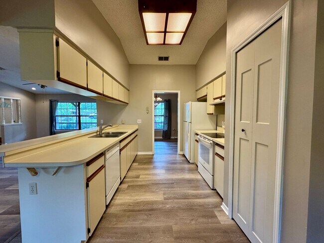 Building Photo - Fantastic 3/2 Sorrento Home with HOA!