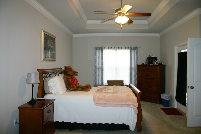 Building Photo - Great South Crestview Location!