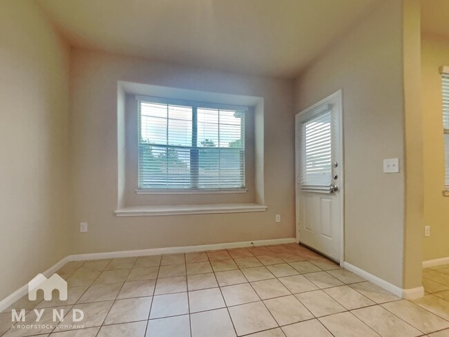 Building Photo - 2880 Donnell Dr