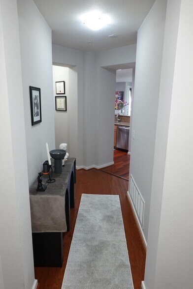Building Photo - 7342 Oak Manor Dr