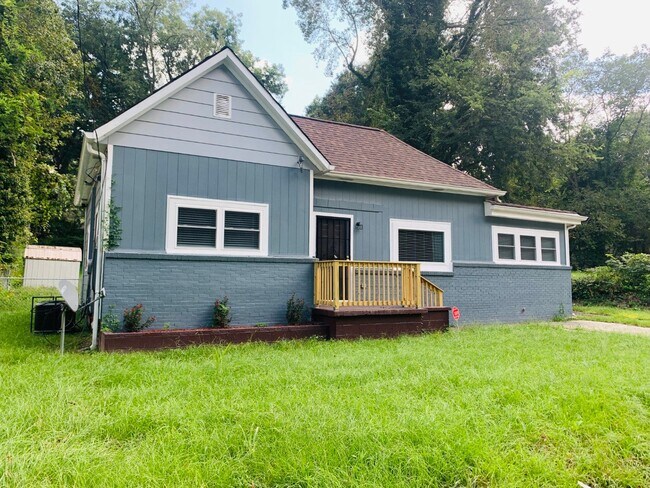 Building Photo - Wow! Grant Park Location! 3 bed, 2 bath, h...