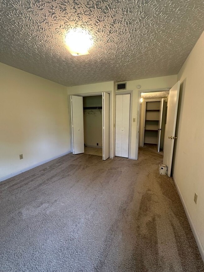 Building Photo - 2 bedroom, 1 bath, Townhome Kingsport, TN