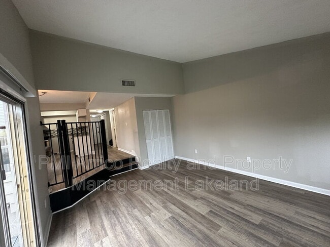 Building Photo - 1108 Country Club Ln