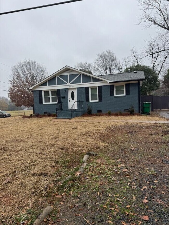 Building Photo - 2BR SFR with Updated Kitchen in Charlotte 28210