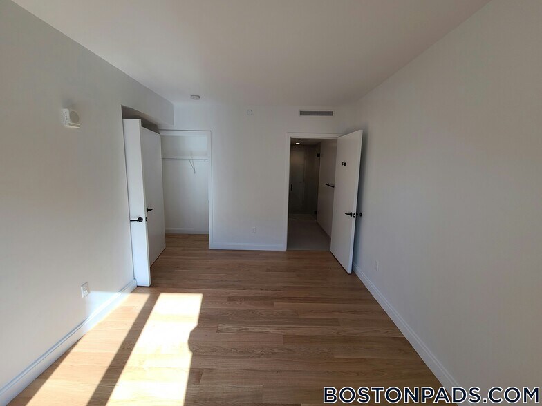 Building Photo - 83 Gardner St