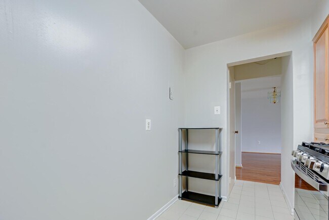 Building Photo - 7400 Lakeview Dr