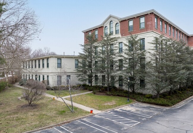 Building Photo - 15 Higgins St