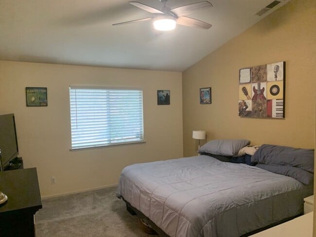 Building Photo - Available 8/1 - single level home in Lincoln