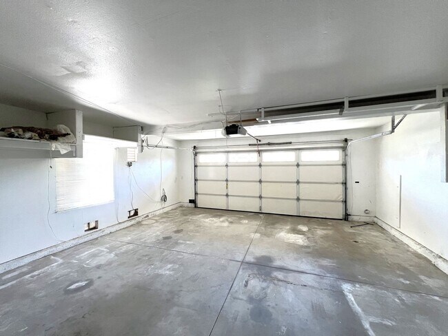 Building Photo - Beautiful 3 Bedrooms, 2.5 Bathrooms Single...