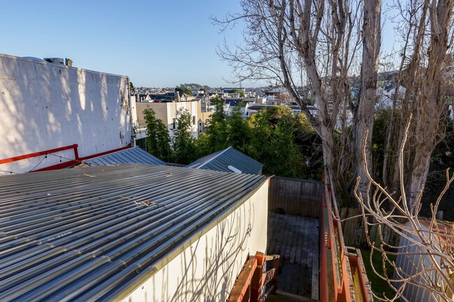 Building Photo - 3 Bed / 2 Bath pet friendly large and sunny unit on 24th St in Noe Valley. YouTube tour!
