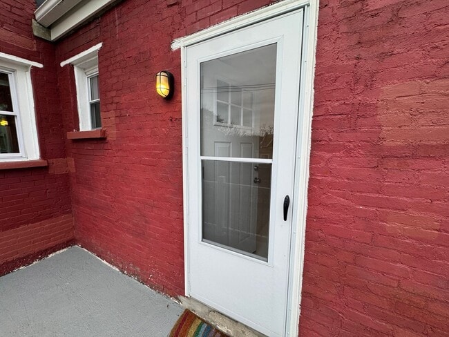 Building Photo - Charming and spacious 5BR Home in East Liberty