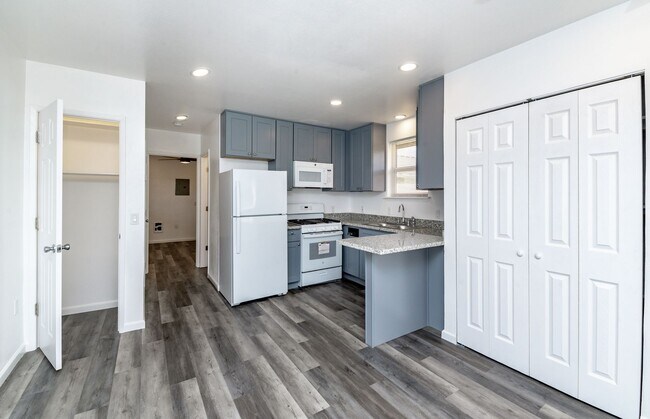 Building Photo - 704 5th Ave SE