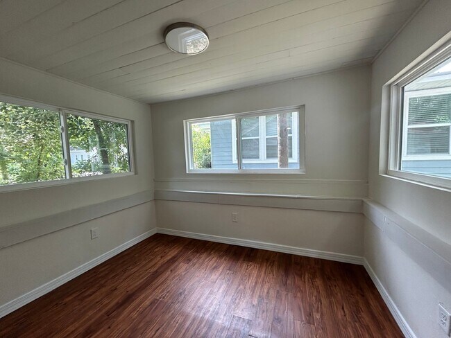 Building Photo - Charming 2 bedroom, 2 bath + bonus office ...