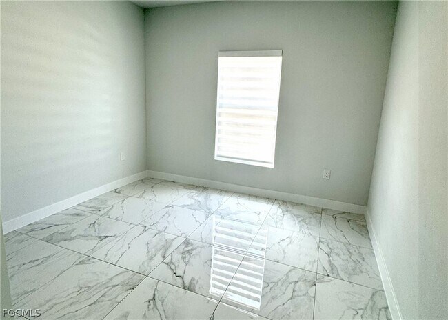 Building Photo - 825 Porter St E