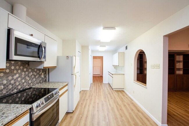 Building Photo - 921 Mossvine Dr