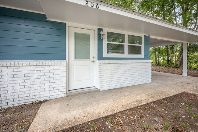 Building Photo - Charming Home in the Heart of Ocean Springs!