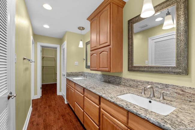 Building Photo - 3605 Hidden Dr