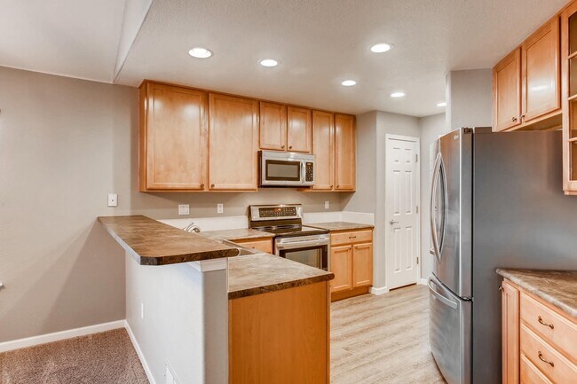 Building Photo - Gorgeous 5 Bed/4 Bath Townhome with Fully ...