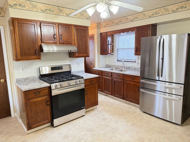 Building Photo - Recently redone 3BR 1.5 bath house in Bloo...