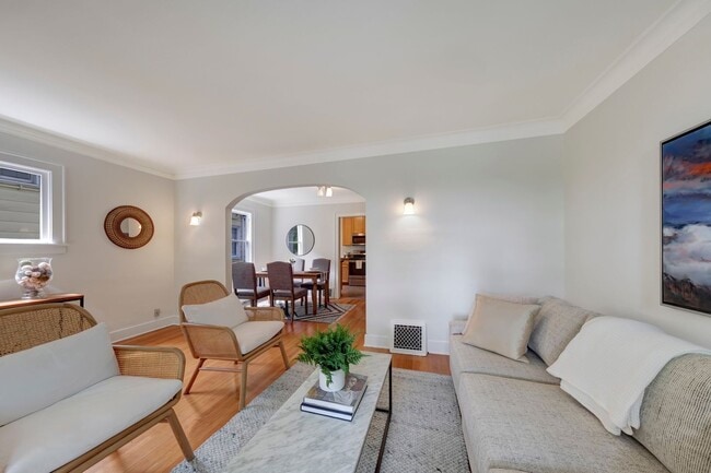 Building Photo - Charming 3BR Townhome in Seattle