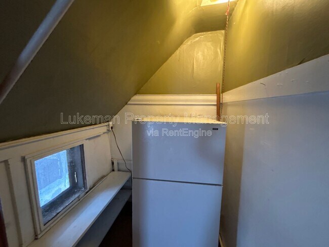 Building Photo - 515 Village St